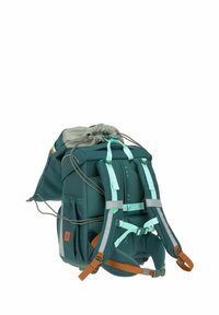 Sac à dos avec un extérieur vert, une fermeture supérieure grise, des sangles rembourrées, des accents orange et turquoise, plusieurs poches et des détails réfléchissants.