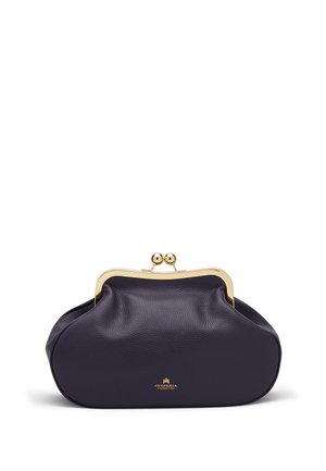 Petit porte-monnaie en cuir bleu marine avec fermoir doré et logo sur le devant, posé sur un fond blanc uni.