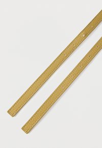 Gele leren riemen met een gestructureerde afwerking, voorzien van gelijkmatig verdeelde gaten en subtiele stiksels langs de randen.