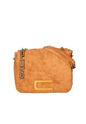 Borsa a tracolla in suede tan con tracolla in catena dorata, motivo a logo in rilievo e un grande emblema dorato a "C" sul davanti.