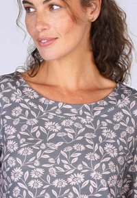 Bluse mit floralem Muster in Grau und rosa Blumen, mit Rundhalsausschnitt und kurzen Ärmeln. Weicher Stoff und leichtes Material.