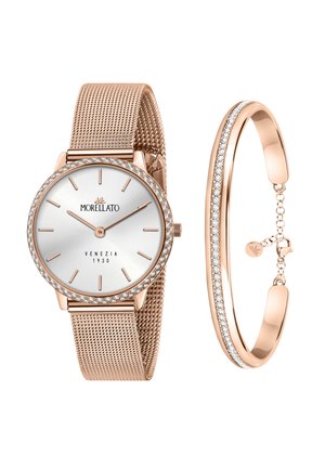 Orologio in rete rosa dorato con quadrante argentato, accenti in cristallo e marker minimalisti; abbinato a un bracciale rosa dorato con una striscia di cristallo.