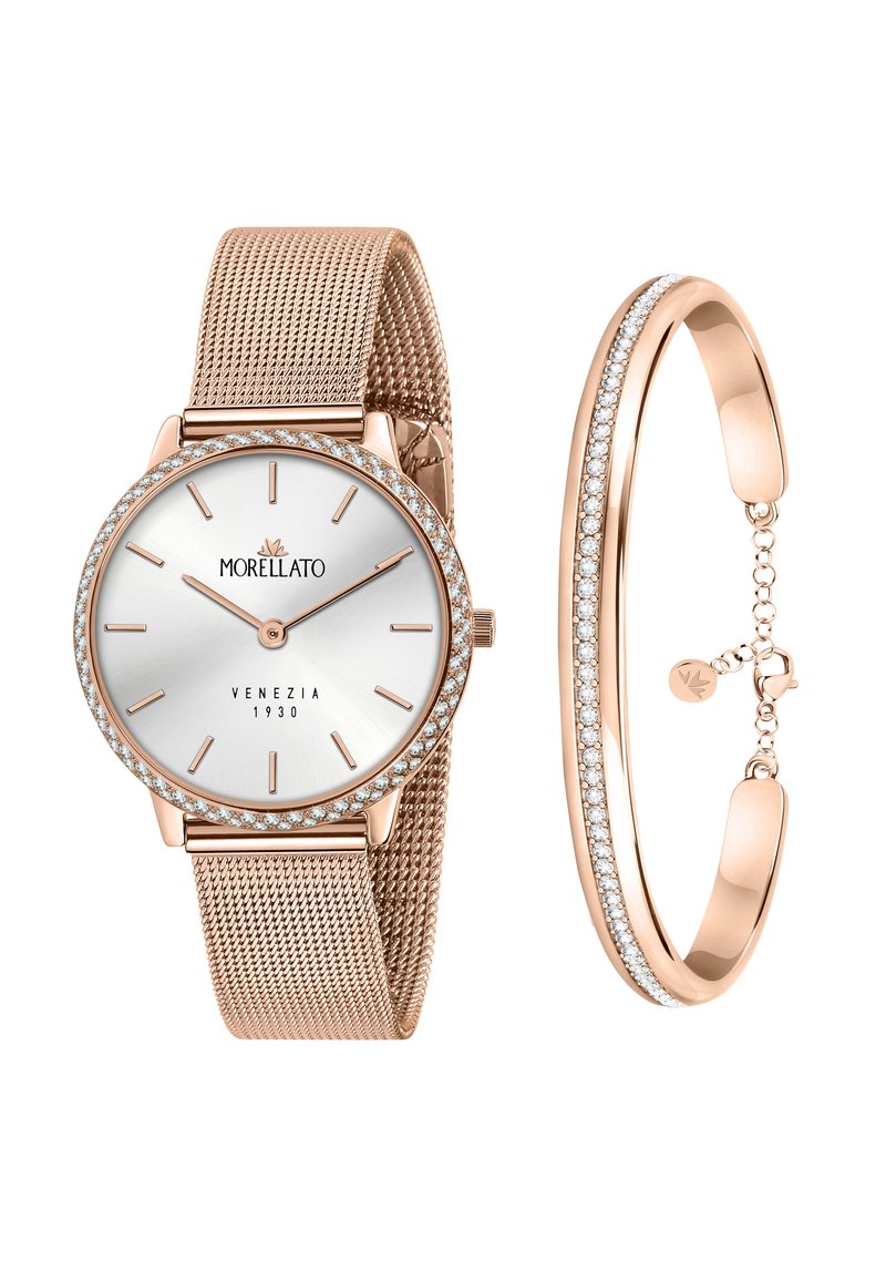 Orologio in rete rosa dorato con quadrante argentato, accenti in cristallo e marker minimalisti; abbinato a un bracciale rosa dorato con una striscia di cristallo.