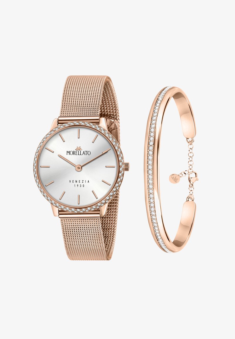 Orologio in rete rosa dorato con quadrante argentato, accenti in cristallo e marker minimalisti; abbinato a un bracciale rosa dorato con una striscia di cristallo.