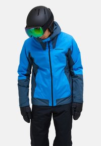 Blaue und graue Skijacke mit Frontreißverschluss, angebrachtem Kapuzen und schwarzen Handschuhen. Verfügt über eine glatte Textur und reflektierende Skibrille mit grünem Glas.