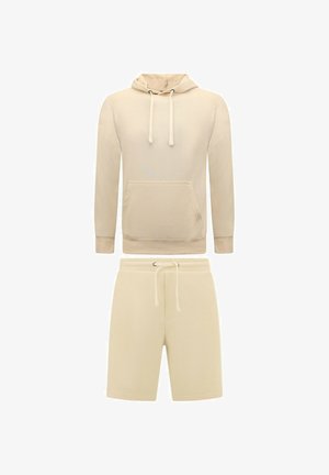 Beige hoodie met voorzak en bijpassende korte broek met trekkoord, casual loungewear set, zonder patronen of logo's.