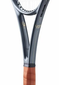 Tennisracket met gespleten halsontwerp, bruine grip en gouden "Laver Cup" logo en trofee-embleem op een donkergrijs frame.