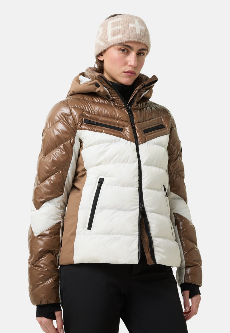 Steppjacke mit braun-weißem Blockfarbdesign, glänzender Textur, Kapuze, Reißverschlusstaschen und Chevron-Details.