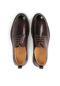Scarpe in pelle marrone con lacci, dalla finitura liscia, punta arrotondata e imbottitura interna. Presentano un'impugnatura sul tallone e dettagli cuciti.