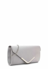 Šedá saténová kabelka typu clutch se skládacím designem, s stříbrným řetízkem a kovovým detailem na zapínání. Hladký povrch.