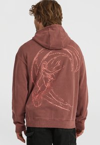 Bordeauxrode hoodie met een grote roze grafische print op de achterkant. Gemaakt van zachte stof met een trekkoordcapuchon en geribde manchetten.