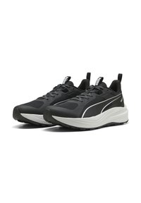 Schwarze Sportschuhe mit strukturiertem Obermaterial, weißen Sohlen, gepolstertem Schaft und kontrastierendem weißen Zwischensohlendesign.