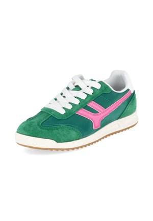 Groene sportschoen met witte veters, roze zijstreep, wit interieur en beige zool met een getextureerde onderkant voor grip.