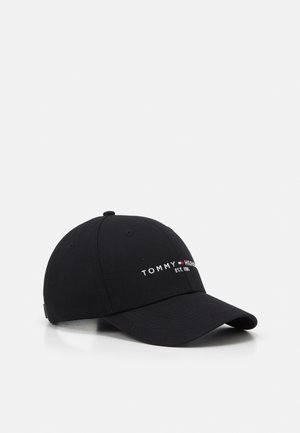 Chapéu de basebol preto feito de algodão, com uma aba curva. Apresenta um logotipo bordado branco e o ano de fundação na parte da frente. Design de seis painéis.