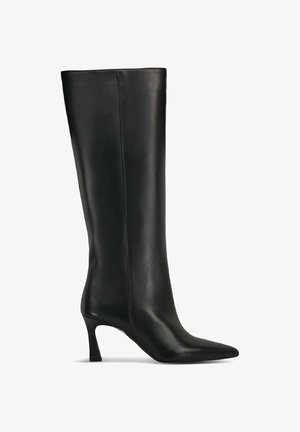 Zwarte leren laars tot de knie met een spitse neus en een middelhoge hak, met een gladde textuur en een slank ontwerp. Geen zichtbare accenten of patronen.