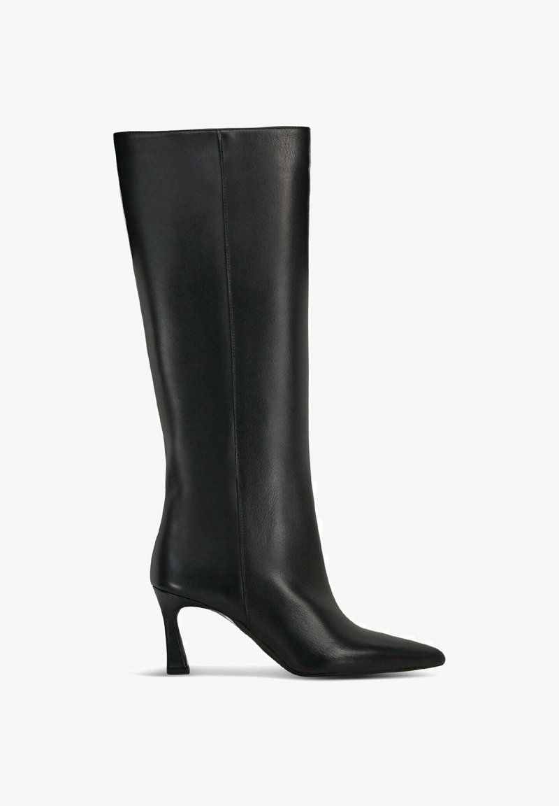 Botte noire en cuir, montant jusqu'au genou, avec un bout pointu et un talon moyen, présentant une texture lisse et un design épuré. Pas d'accents ni de motifs visibles.