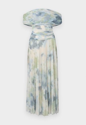 Vestido plisado de hombros descubiertos en tela ligera, con un patrón de acuarela en azul y verde y una textura suave y fluida.