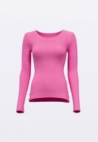 Langærmet top i lys pink ribbet stof med rund halsudskæring og tætsiddende pasform. Glat tekstur uden ekstra mønstre.