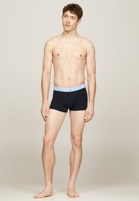 Tommy Hilfiger SIGNATURE TRUNK 3 PACK - Calzoncillos - coral clay vessel blue yellow mis