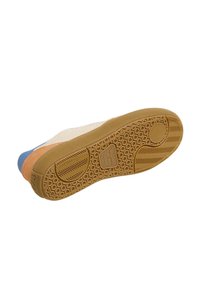 Sole della scarpa in gomma color tan con motivo esagonale. Presenta sezioni blu, arancioni e crema, costruzione robusta e aree di presa testurizzate.