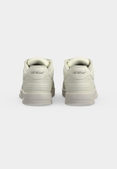 Ζευγάρι λευκά παπούτσια Off-White, εμφανισμένα από πίσω σε απλό ανοιχτογκρι φόντο.