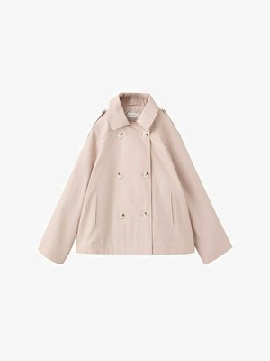 Trench coat doppiopetto beige con colletto ampio, dettagli con bottoni sulle spalle e tasche laterali con spacchi, mostrato disteso su sfondo bianco.