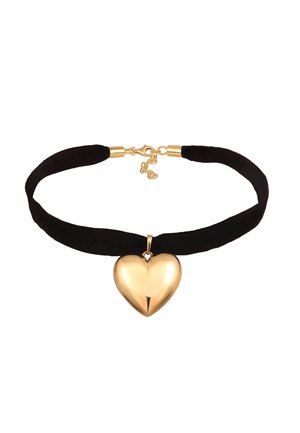 Czarny aksamitny naszyjnik typu choker z błyszczącym złotym serduszkowym wisiorkiem i złotym zapięciem z regulowanym łańcuszkiem.