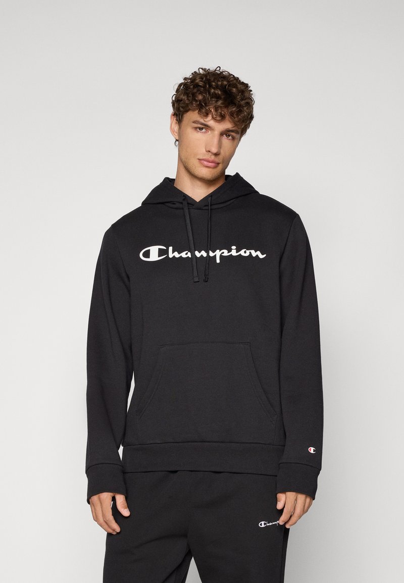 Zwarte Champion hoodie met een voorzak, trekkoorden en witte logo-tekst. Gemaakt van zachte stof, met ribbelmanchetten en onderrand.