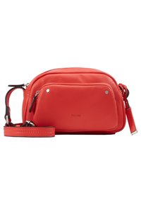 Czerwona skórzana torebka typu crossbody o teksturowym wykończeniu, z dwoma zasuwanymi przegrodami i odpinanym paskiem. Logo wytłoczone z przodu.