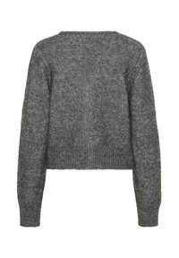 Harmaa lyhyt villaneule, jossa on teksturoitu neulekuvio, pitkät hihat ja ribbineulotut hihansuut. Yksinkertainen pyöreä kaula-aukko; ei lisäkoristeita.