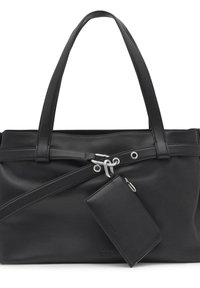 Czarna skórzana torebka z podwójnymi uchwytami, odczepianym paskiem zabezpieczonym metalową klamrą oraz dopasowaną saszetką na zamek, przymocowaną do paska.