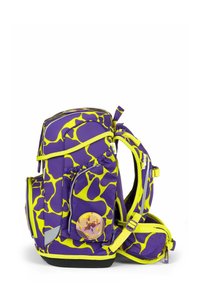 Zaino a motivo viola e giallo con molteplici scomparti con zip, tasche laterali, spallacci imbottiti e un distintivo rotondo di un personaggio attaccato.