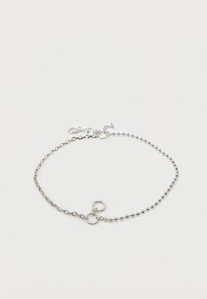 Stříbrný náramek z řetízku s kulatými korálky a oválnými články, vybavený sponou na langustu a nastavovacími kroužky pro úpravu velikosti.