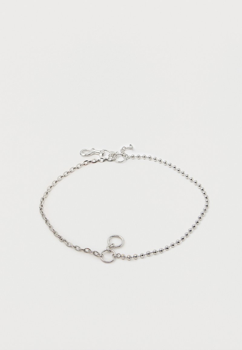 Stříbrný náramek z řetízku s kulatými korálky a oválnými články, vybavený sponou na langustu a nastavovacími kroužky pro úpravu velikosti.