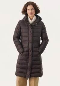 Padded donkerbruin lang jasje met een capuchon, voorzien van diagonale stiksels, gouden details, zijzakken en een zachte, lichtgekleurde kraag.