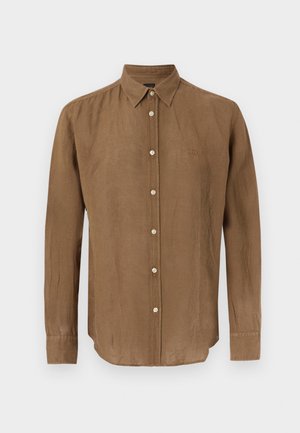 Καφέ πουκάμισο μακρυμάνικο με κουμπιά και γιακά, λευκά κουμπιά και διακριτικό λογότυπο στο αριστερό στήθος, εμφανίζεται σε λευκό φόντο.