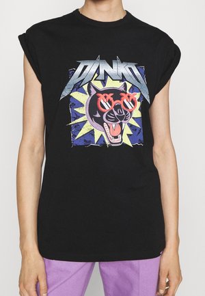 Černé bavlněné tričko s vyhrnutými rukávy, na kterém je grafika pantera s červenými slunečními brýlemi, obklopeného barevnými geometrickými vzory.