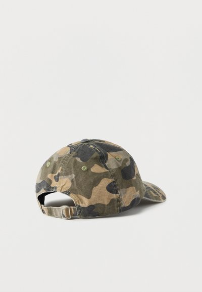 Καπέλο μπέιζμπολ καμουφλάζ σε πράσινους και καφέ τόνους, ύφασμα με υφή. Ρυθμιζόμενο λουράκι στο πίσω μέρος με μεταλλική πόρπη.