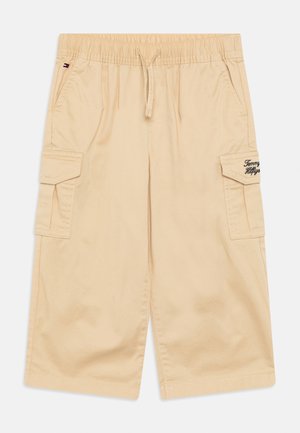 Beige knee-lengde cargoshorts med elastisk midjebånd, snøring, sidelommer og klaffelommer med "Tommy Hilfiger" broderi på høyre side.