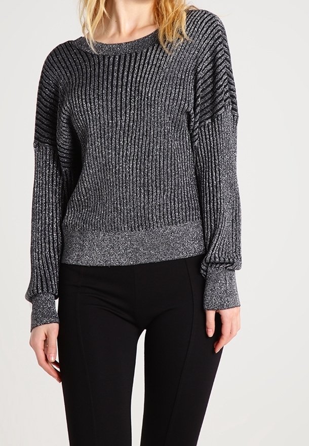 Svart och silverrandig tröja med långa ärmar, bred halsringning och texturerat tyg. Kombinerad med svarta slim fit byxor.