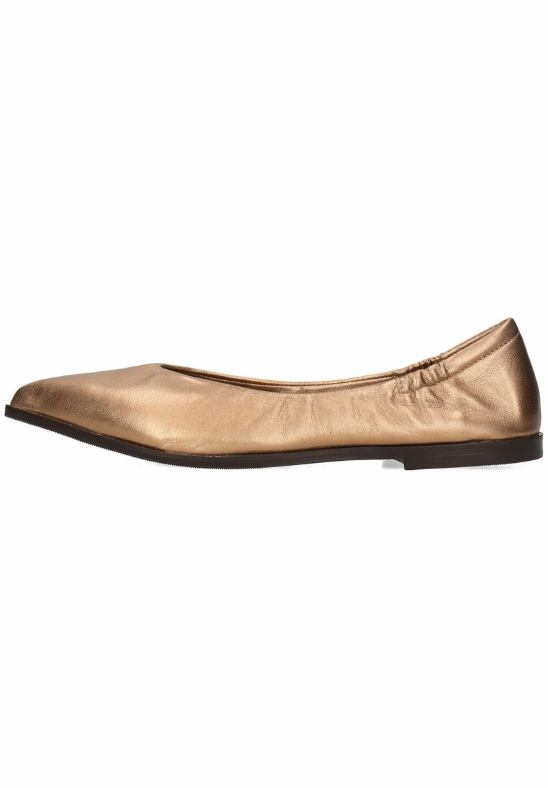 Scarpa piatta in bronzo realizzata in materiale sintetico liscio, con punta affusolata e suola flessibile, caratterizzata da un design minimale senza dettagli e accenti.