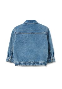 Chaqueta de mezclilla en azul claro, con cuello, mangas largas y detalles de botones. La vista trasera muestra un dobladillo fruncido y costuras decorativas.