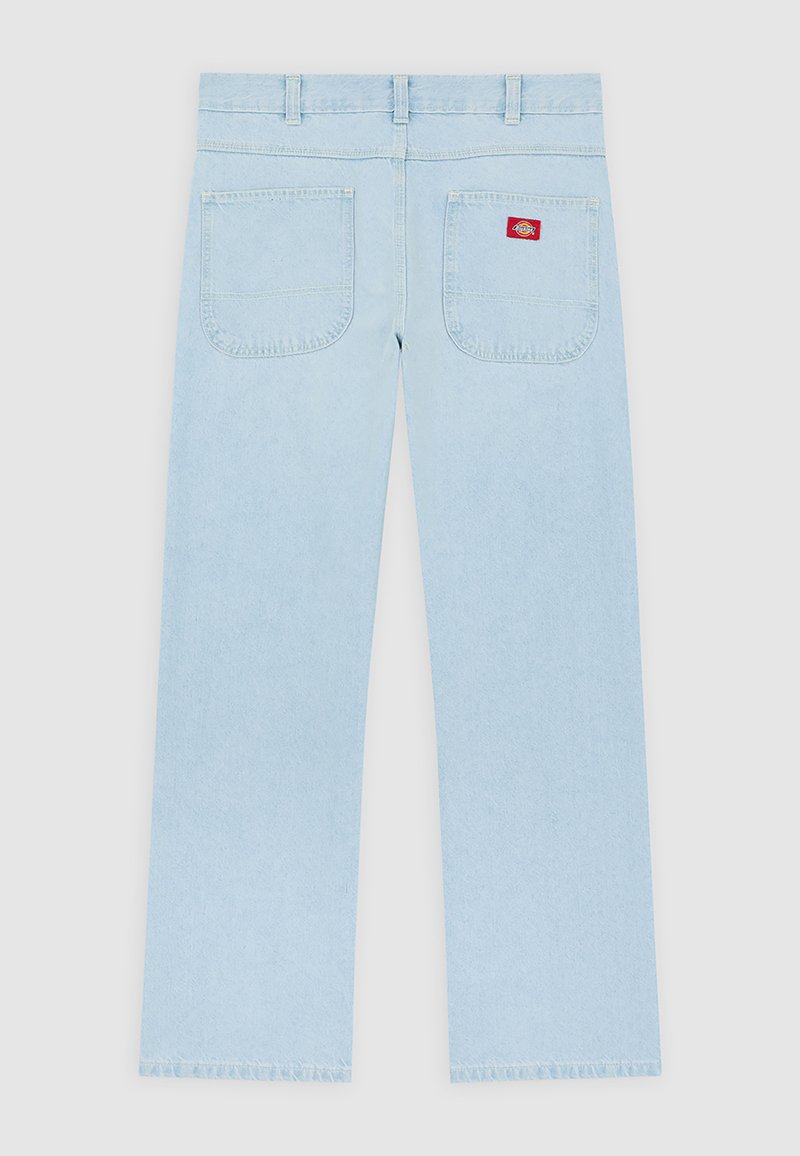 Lichtblauwe rechte spijkerbroek gezien van achteren met twee zakken met klep en een rood logolabel op de rechterzak.