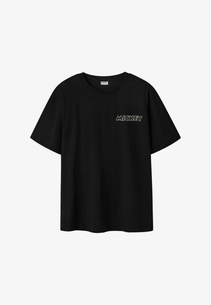 Crna kratka majica s kratkim rukavima s natpisom "MICKEY" ispisanim bijelim obrubom na lijevoj strani prsiju, jednostavna pozadina.