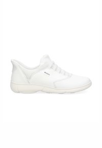 Baskets basses blanches avec col rembourré, lacets sur le devant, semelle texturée et petit logo de la marque sur le côté.