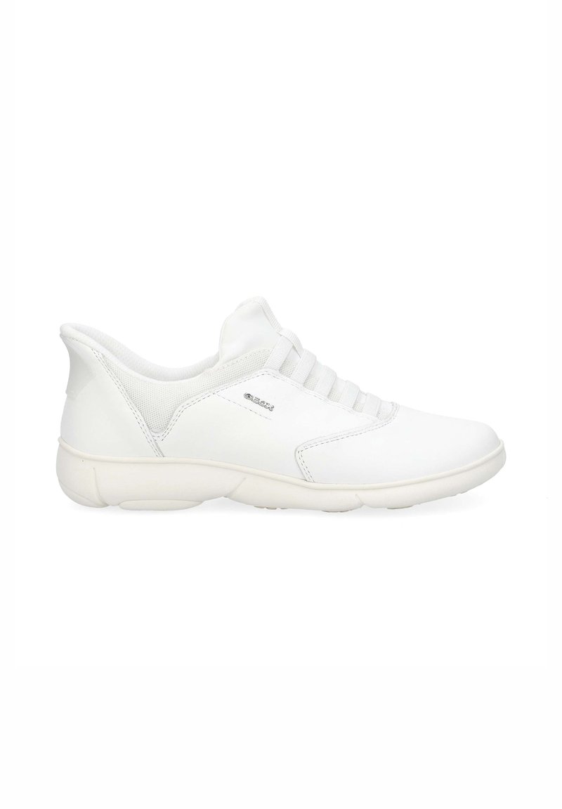 Baskets basses blanches avec col rembourré, lacets sur le devant, semelle texturée et petit logo de la marque sur le côté.