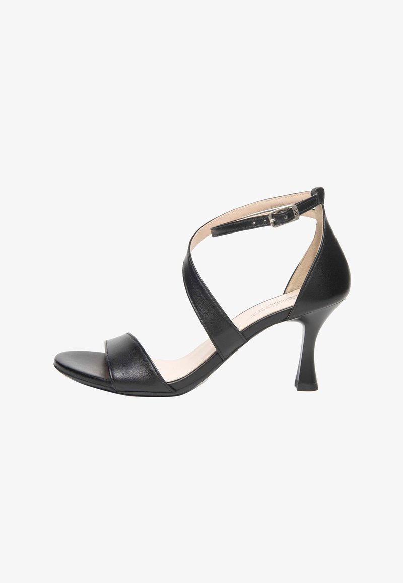 Sandale à talon haut en cuir noir avec bout ouvert, bride à la cheville et fermeture à boucle, dotée d'un talon courbé fin et d'une semelle intérieure rembourrée.