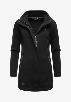 Zwarte ritsjack met een hoge kraag, ribbelstructuur en zijzakken. Beschikt over zilveren hardware en een logopatch aan de onderkant.