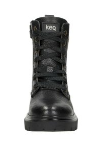 Zwarte veterboot tot de enkel, gemaakt van textuurleer met een ronde neus, metalen oogjes en een rubberen zool. Bevat een logo-patch op de tong.