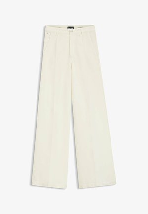 Kremowe spodnie o szerokich nogawkach, z plisami z przodu, szlufkami na pasek, bocznymi kieszeniami oraz zapinane na guzik w pasie.